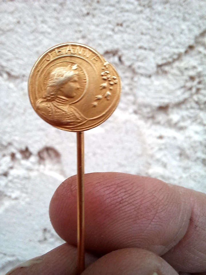 Ancienne Epingle à Cravate / Chapeau Jeanne D ' Arc Métal Doré - Photo 1/4