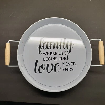 Bandeja de metal Family Where Life Begins and Love Never Ends asas de madera negro blanco Foto 1 de 4