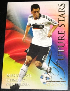 2010 Futera World Football Unico Mesut Ozil Future Stars Base #732 Rookie RC - Foto 1 di 2