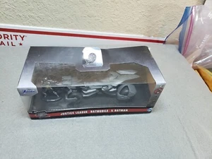 2017 Justice League Batmobile with Batman Figure Jada 31706 Diecast Car 5" 1:32 - Picture 1 of 8