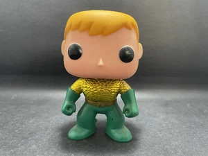 Funko Pop Vinilo AQUAMAN [COFRE DE ORO METÁLICO] #16 DC UNIVERSE PX VISTAS PREVIAS Sin caja - Imagen 1 de 5