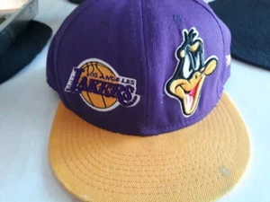 Gorra New Era Fits Snapback LA Lakers Looney Tunes Pato Lucas - Imagen 1 de 11