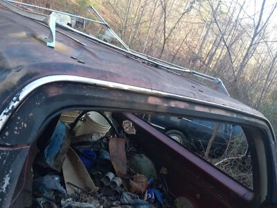 Riel de goteo trasero Chevy GMC Suburban 73-91 Foto 1 de 4