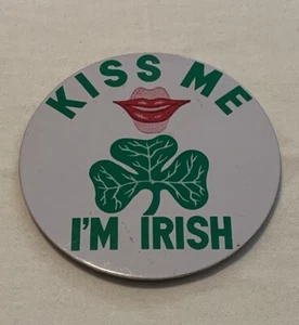 Vintage Kiss Me I’m Irish Clover & Lips St. Patrick’s Day Button Pin Japan Made - Bild 1 von 4