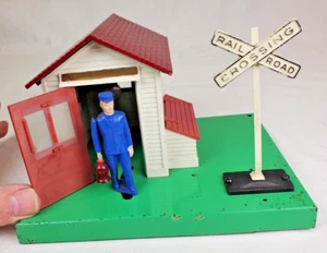 Post War Lionel #145 Auto Gateman O Gauge Base 7" Long Excellent & Working - Picture 1 of 15