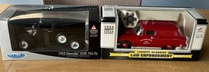 (2 Auto) 1955 Chevy Berlina Polizia + 1953 Chevy 3100 - NUOVO pressofuso - Foto 1 di 10
