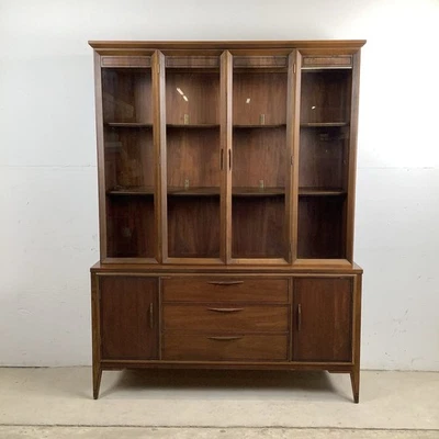 Gabinete de porcelana Mid-Century de nogal Foto 1 de 4