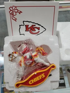 Nuevo en caja Kansas City Chiefs 2007 Santa Horse Danbury como nuevo adorno de Navidad NFL KC - Imagen 1 de 3