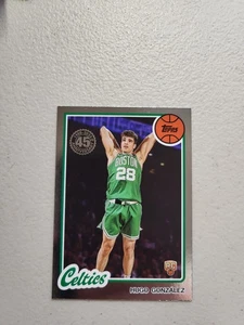 Baloncesto insignia Topps 2025-26 45 aniversario Hugo González RC #80BK-100 casi nuevo - Imagen 1 de 2