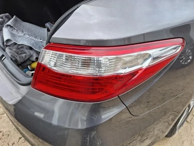Б/у правый задний фонарь в сборе подходит: 2016 Toyota Camry установка на четверть панели - Изображение 1 из 4