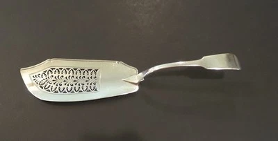 NAVAJA DE PESCADO DECORADA PERFORADA ESTERLINA SÓLIDA GEORGE IV LONDRES SIGLO XIX, c. 1820 Foto 1 de 4