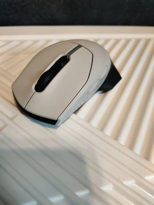 Беспроводная игровая мышь Alienware AW610M — лунный свет — без USB-ключа —  - Изображение 1 из 4
