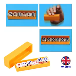 Truco de magia callejera de primer plano con dados cargados - stock del Reino Unido - Imagen 1 de 7