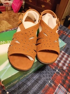Easy Street Tan Sandals For Women Size 7.5 New In Box - Picture 1 of 7