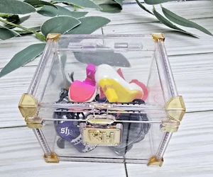 Rainbow High Lot of Doll Shoes and Rainbow High Fashion Studio Clear Acrylic Box - Picture 1 of 12