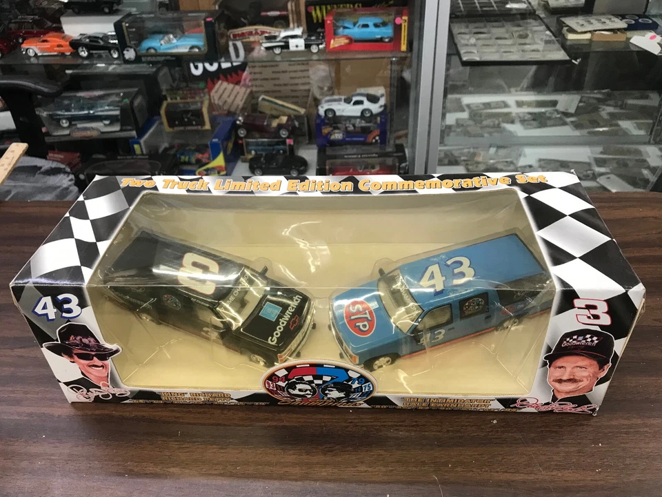 Juego de 2 camiones Brookfield Richard Petty Dale Earnhardt edición limitada diecast 1:25 Foto 1 de 4