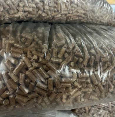 Holzpellets Hartholz Lärche 8mm 15kg x 65 Sack 975kg Palette✅ - Bild 1 von 4