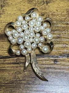 Spilla vintage anni 60 firmata PELL metà secolo tono oro fiore con finte perle - Foto 1 di 5