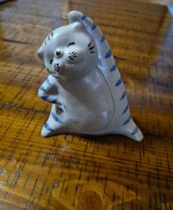 VINTAGE Handcrafted Pottery Gray Kitty Figure TABBY FAT CAT STRETCHING SIGNED - Picture 1 of 15