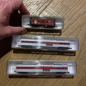 N Scale Model Power  Lot Of 3 Santa Fe Streamline Passenger Coach + Caboose 3126 - Picture 1 of 8