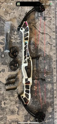 Levas Hoyt Stratus 40 HBT #2. Blanco para diestros con un juego extra de cámaras SVX Foto 1 de 2