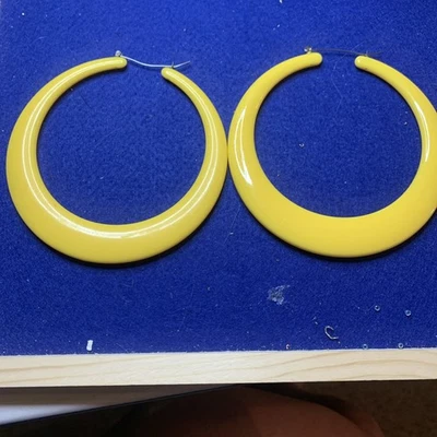 Pendientes de aro amarillos grandes hechos de resina joyas divertidas Foto 1 de 2