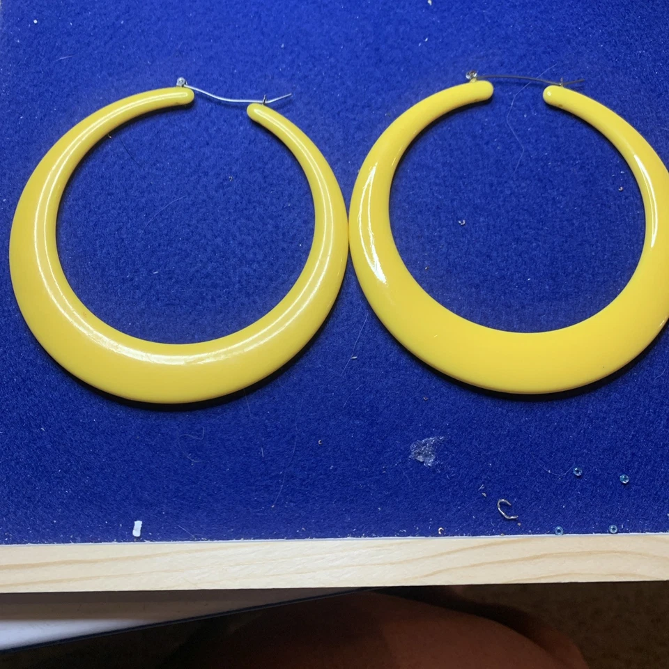 Pendientes de aro amarillos grandes hechos de resina joyas divertidas Foto 1 de 2