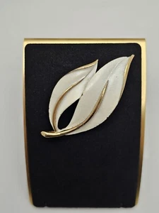 Vintage 1960’s Sarah Coventry Pearlized Perfection White and Gold Leaf Brooch - Picture 1 of 8