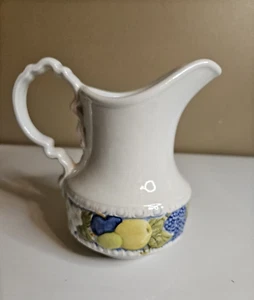 Vintage Metlox Vernon Ware Florence Milchkännchen geprägte blaue & gelbe Früchte - Bild 1 von 8