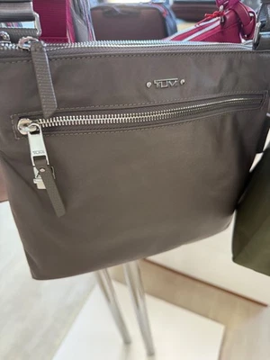 NUEVO Bolso Bandolera Compacto Tumi Voyageur TINA 9.25” Nylon - ZINC con PLATEADO Foto 1 de 4