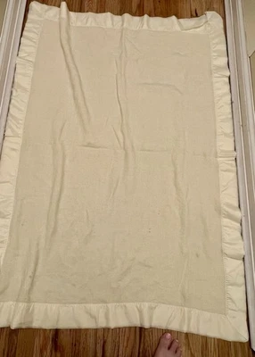Manta de bebé Chatham vintage amarillo pálido satinado borde de nailon 36” x 48”, como es suave Foto 1 de 4