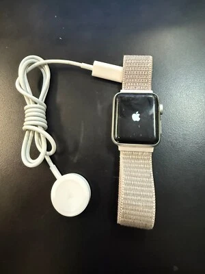 Apple Watch Series 3 38MM y Apple Watch SE Nike con cargadores Foto 1 de 4