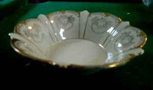 Plato frutero Schwarzenhammer Bavaria 5" blanco roto con adorno dorado Alemania - Imagen 1 de 5
