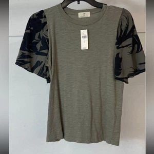 T.la Anthropologie Tee Top Floral Sleeve Detail Moss Green Women's XSmall - Picture 1 of 3