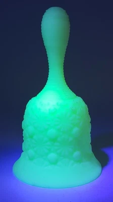 Vintage Fenton Bell - Green Custard Daisy And Button Uranium Glass 6" - Image 1 of 3