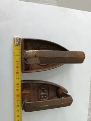 LOT 2 PETITS FER A REPASSER ANCIEN FONTE PG  LONGUEUR  9 CM ET 10 CM - Photo 1/4