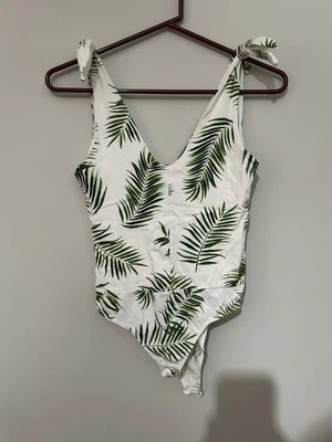 Body Suit H&M Talla Pequeña, Blanco Con Hojas Verdes, Cuello en V/Sin Mangas Foto 1 de 4