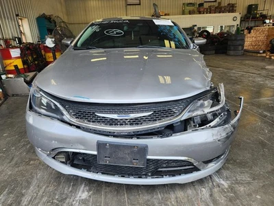 Tapa de cubierta usada se adapta a: Chrysler 200 SDN 2015 con cámara de visión trasera grado A Foto 1 de 4