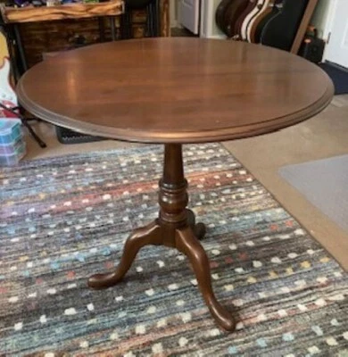 Ethan Allen Tilt Top Rotating Pedestal Table  Foto 1 de 4