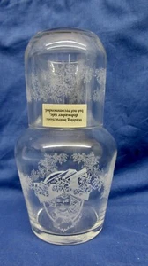 Vintage AVON Nachttisch Wasserkaraffe und Glas Set Blumen aus geätztem Glas - Bild 1 von 3