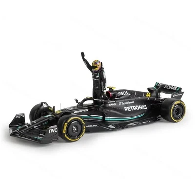 LEWIS HAMILTON F1 MERCEDES AMG W14E Modello Auto 22cm 1/24 con FIGURA Bburago - Immagine 1 di 4