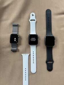 lot 3 of Apple Watches series 2, 3, 5 - Picture 1 of 10