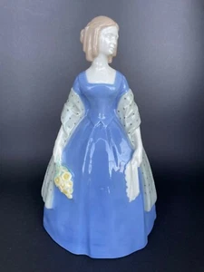 HUGO F KIRSCH WIENER PORZELLAN LADY WITH SHAWL DESIGN c 1910 VIENNA PORCELAIN - Picture 1 of 6