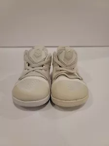 New Nike Kyrie 3 Toddlers Shoes Ivory-Light Bone-Pale Grey 869984-101 size 5c - Picture 1 of 6