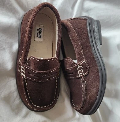 Mocasín Ruum To Grow de cuero de gamuza marrón para niños talla 6 Foto 1 de 4