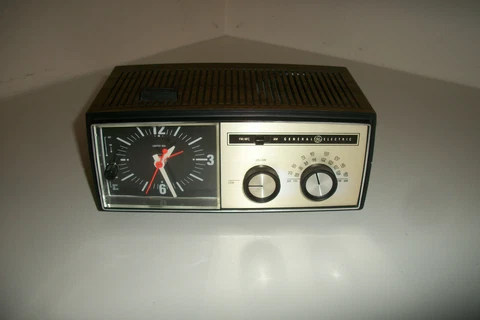 Vintage General Electric Walnut Grain AM/FM Alarm Clock Radio Model C4506F Cover