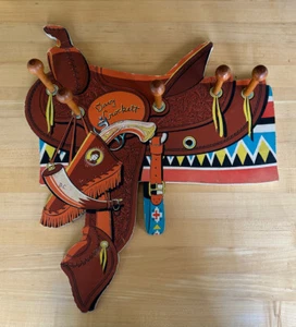 Vintage 1950er Disney Davy Crockett Kind Sattel Wanddeko Aufhänger Gestell mit 5 Heringen - Bild 1 von 24