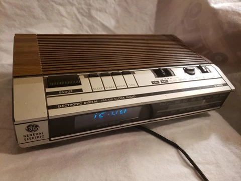 Vintage General Electric Wood Grain Finish Cool Blue Digital Clock Radio 7-4639a Cover