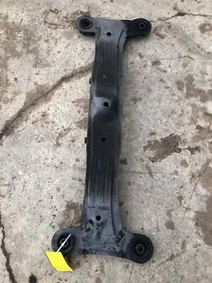 1997 - 2001 LEXUS ES300 Sedan Suspensão Traseira Undercarriage Crossmember OEM - Imagem 1 de 4