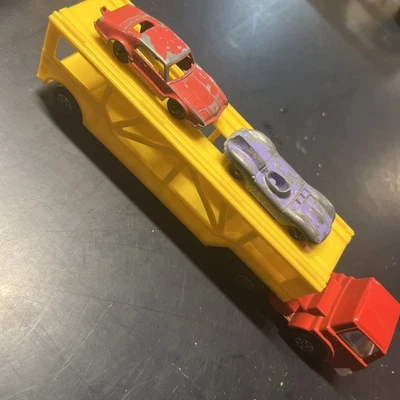 Portavehículos de juguete Tootsie con dos coches Foto 1 de 4